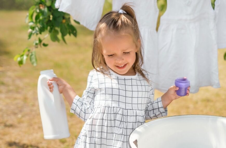 3 viktiga saker för att effektivt ta bort fläckar från bebisens kläder: våra praktiska råd