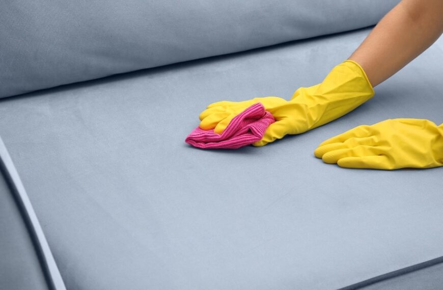 Så rengör du dina tyg- och mockasoffor effektivt: snabba tips för ett fläckfritt vardagsrum!