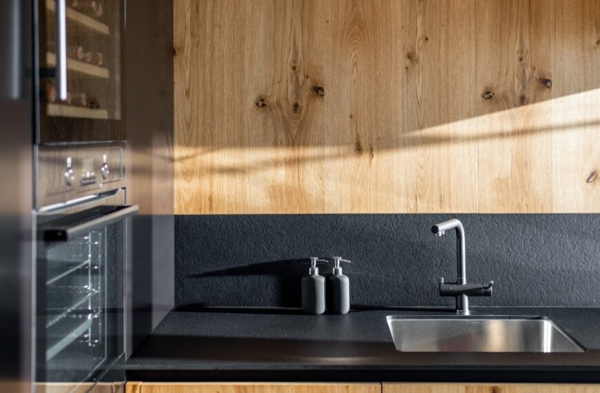Praktiska tips för rengöring och underhåll av ett kök i svart och trä!