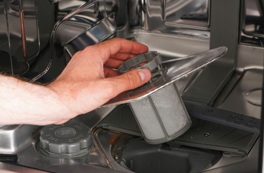 Upptäck våra praktiska tips för rengöring och putsning av diskmaskinens filter!